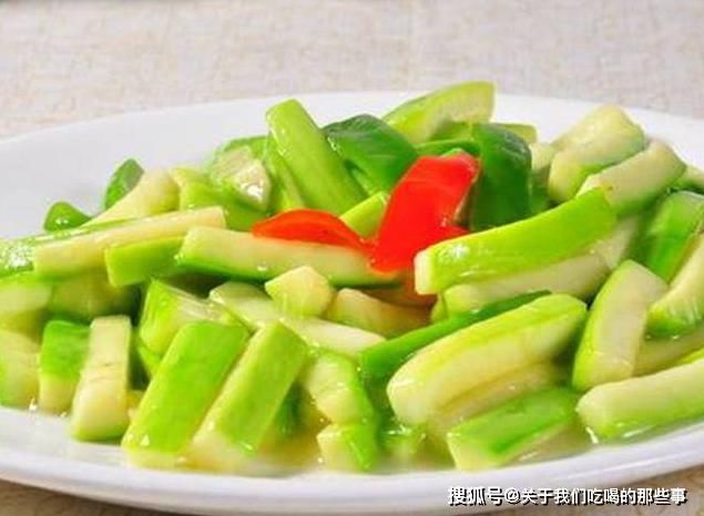蒜片|炒丝瓜时，先倒油是大错，厨师长教你2招，脆嫩爽口，翠绿不变黑