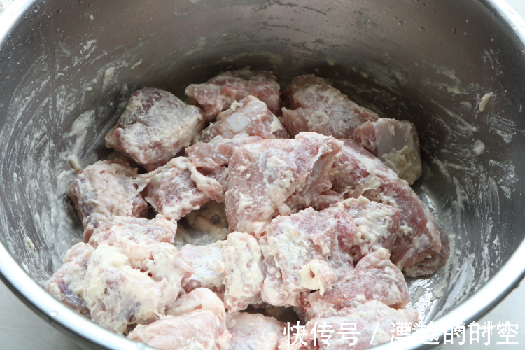 天热排骨别再炖了,教你懒人吃法,不加油不加水,出锅瞬间就吃光