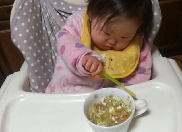 吃饭|2岁唐氏儿宝宝学会吃饭,网友:感觉她比很多正常宝宝都灵巧!