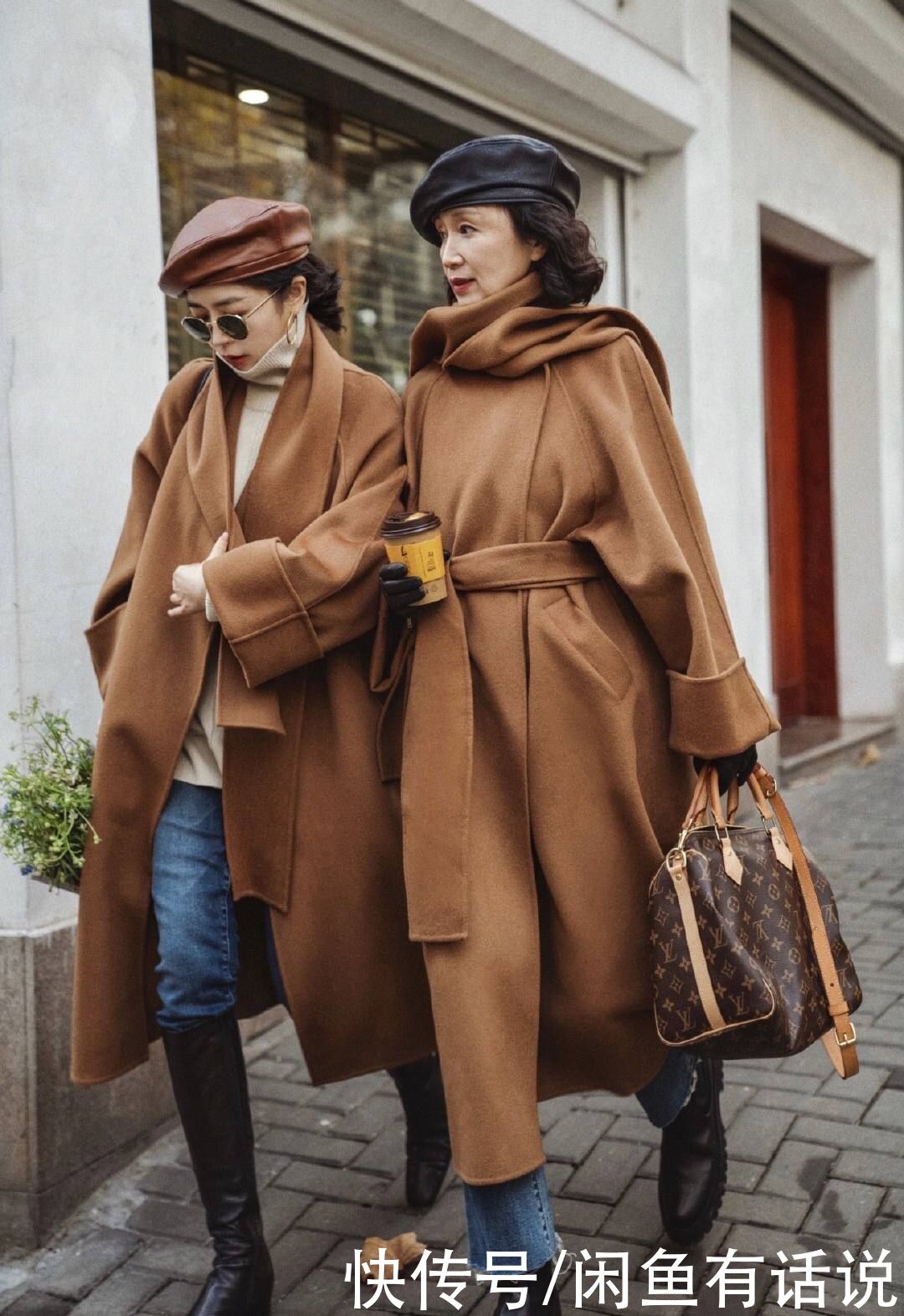 三木母女的“咖色大衣”太美，60岁妈妈这么穿，惊艳整个冬天