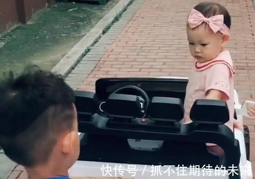 敞篷车|霸道哥哥开“敞篷车”带妹妹取快递火了,主要副驾驶还有个“妞”