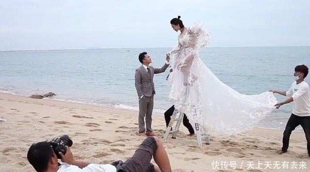 新娘在梯子上模仿天使,看到拍照成品后,新娘一脸不高兴要求退钱