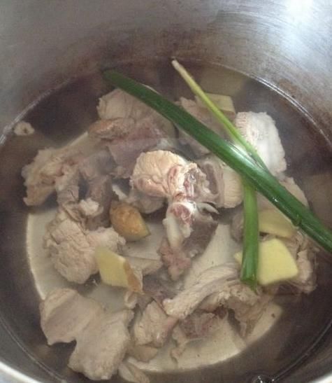 难怪猪肉那么香,还是将猪肉焯水去腥水,大厨,只要我们方法用对了