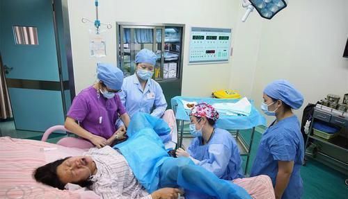 实习|“我真不怕痛!”顺产妈妈的“产后感”:在产房,尊严碎了一地