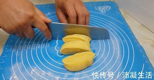 家常|面粉这样做太香了，不用烤不油炸，比吃面包还香，一次8个不够吃
