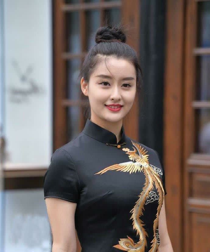 旗袍|小姐姐一身龙凤旗袍, 修显s身材让我目瞪口呆