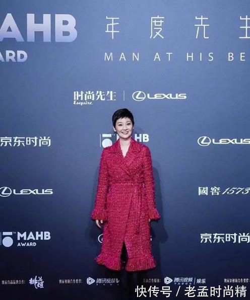 中年|中年女人穿衣典范！流苏风衣衬白皮肤，鱼尾纹明显依旧美