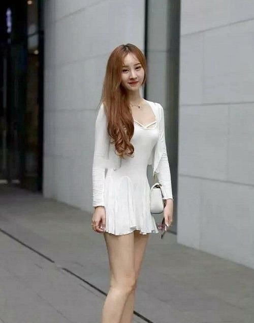 https://p.ssl.img.360ku女超人姐姐:纯白连衣裙气质十足,独有一份时尚魅力!