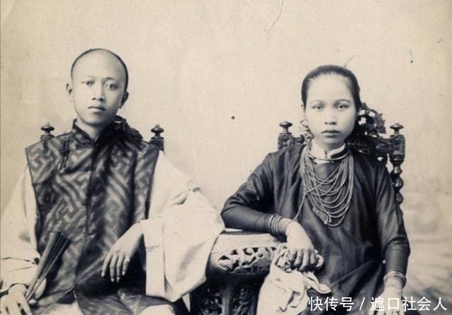 正妻|清末老照片，正妻怂的小妾愁眉锁眼，最后一张李鸿章小妾十分惊艳