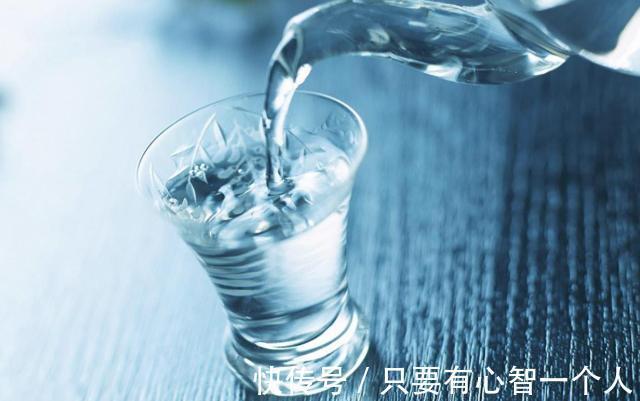 通便|便秘的人，每天喝好3杯水，一段時間后，排便不再受到阻礙