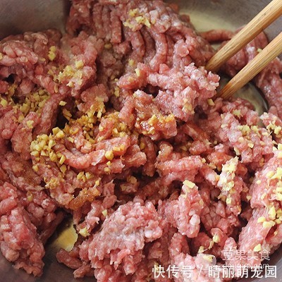 面粉|芹菜牛肉翡翠饺的做法