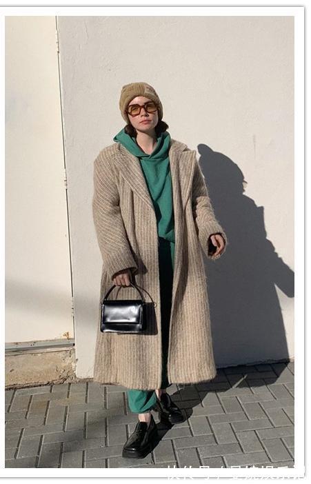 搭配|“连帽卫衣”有了新穿搭思路:以连帽补缺,3个搭配技巧实用易学