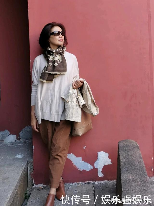 50岁左右的女人,冬天别穿得太老气!教你基础搭配法,时髦减龄