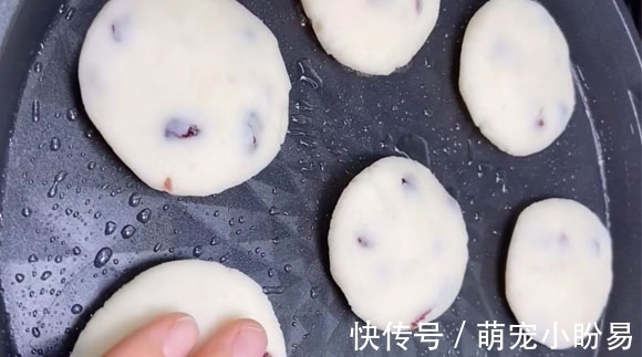 山药小饼|冬季,多给孩子吃这个,低糖少油,一拌一煎出锅,比吃面包饼干强
