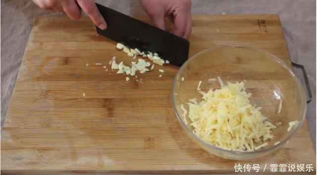 白菜别只会炒着吃,教你一个新吃法,好吃得停不下嘴