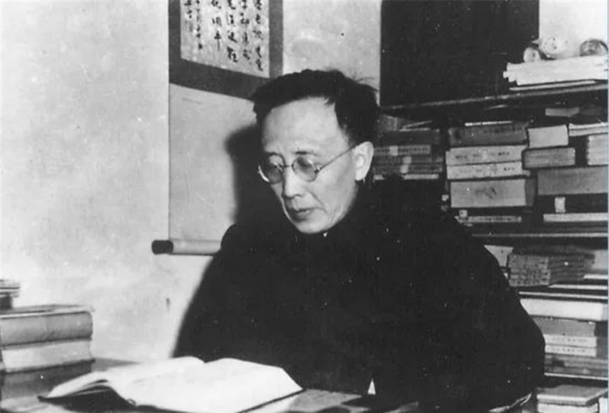 进步类@郭沫若骂鲁迅4个字,鲁迅用5个字回怼,却意外道出郭沫若的一生!