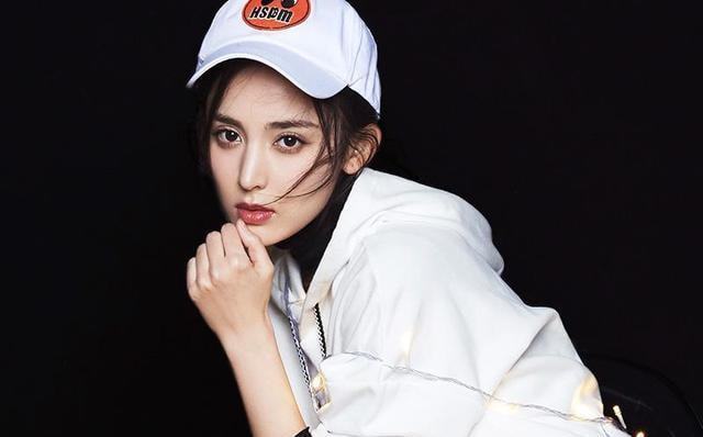 小姐姐们 减龄扮嫩的青春卫衣,时髦精们都爱穿,小姐姐们的最爱