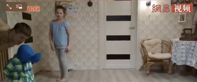 宝妈|一岁半的外国女孩要“离家出走”,家人的反应太逗了