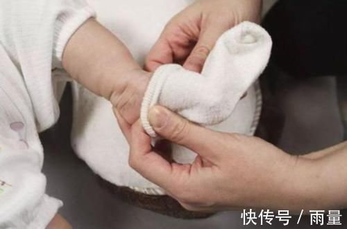 二手|朋友送来二手童装,被宝妈偷偷扔进垃圾桶,网友:绝交吧