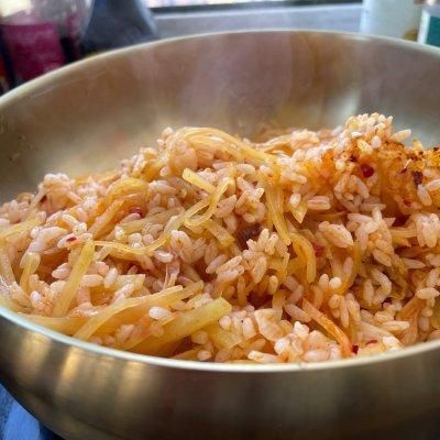 大厨教你这么做辣白菜土豆丝炒饭，分分钟就可以学会