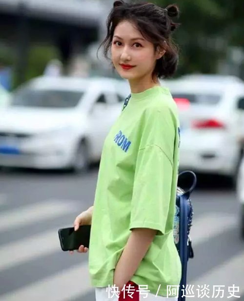 短袖下面别再配短裤了,学学妹子这样穿,时尚显高还防晒