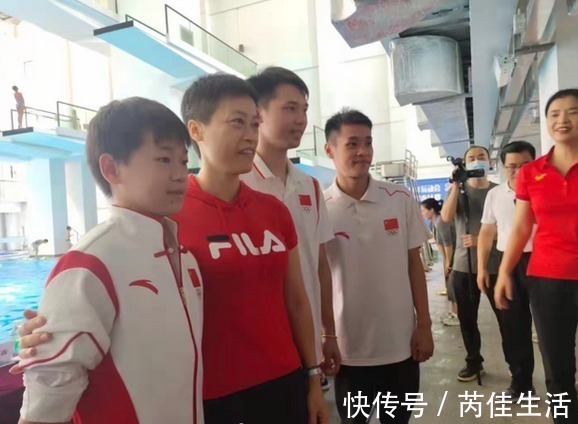 陈艾森|全红婵的魅力有多大?红姐回母校看望恩师,师弟师妹们簇拥合影