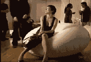 |搞笑GIF趣图:闯入了一个陌生之地,四周黑乎乎