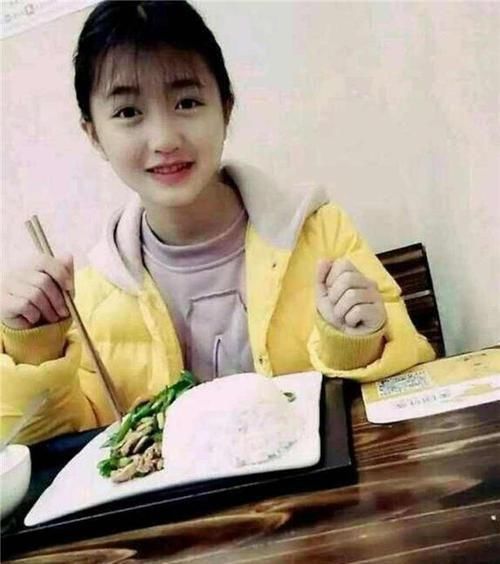 《变形记》的最美农村女孩梁小友,高中辍学当网红,如今过得怎样