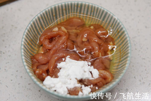 炒蒜苔，直接下锅炒就错了，多加一步，蒜苔翠绿不发黄，好吃入味