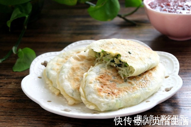 菜盒子薄皮大馅特好吃,面粉不用开水烫,放多久都不会硬!