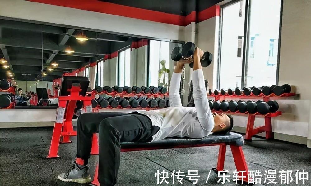 动作|哑铃应该如何锻炼学会4大动作,可帮你进一步练出肌肉线条