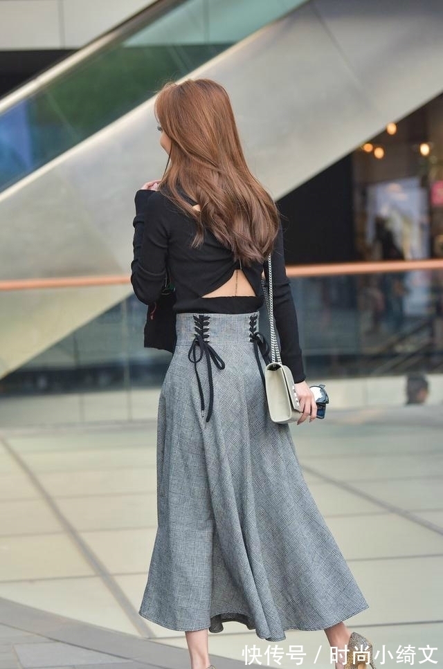 洋气 半身裙搭配一件针织上衣,保暖洋气又精致,是不错的选择