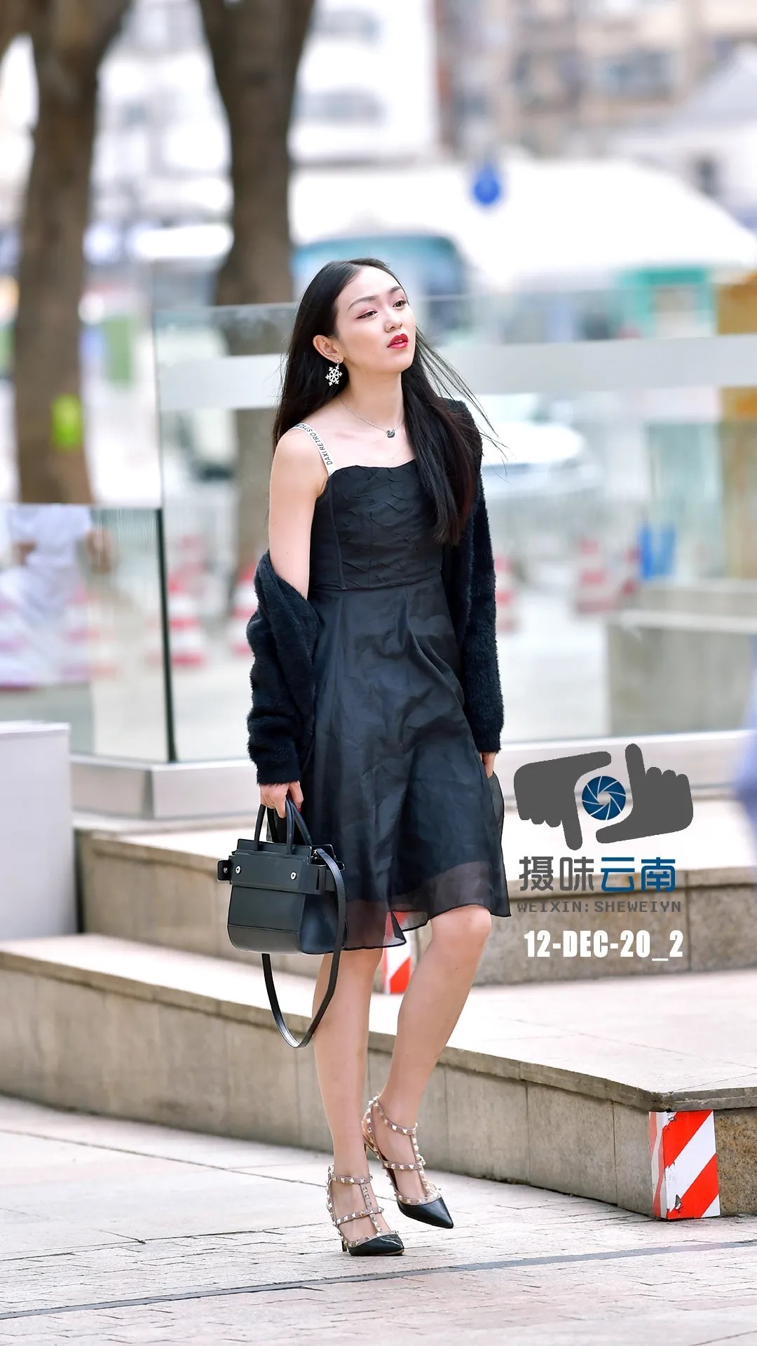 抵御|街拍:简洁、经典小黑裙永不退潮流,演绎最难抵御的诱惑