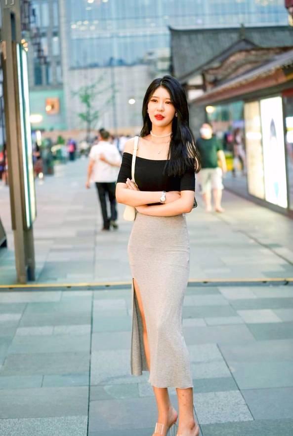 衬衫|小姐姐穿黑色一字肩衬衫，配上一双高跟鞋，高雅迷人