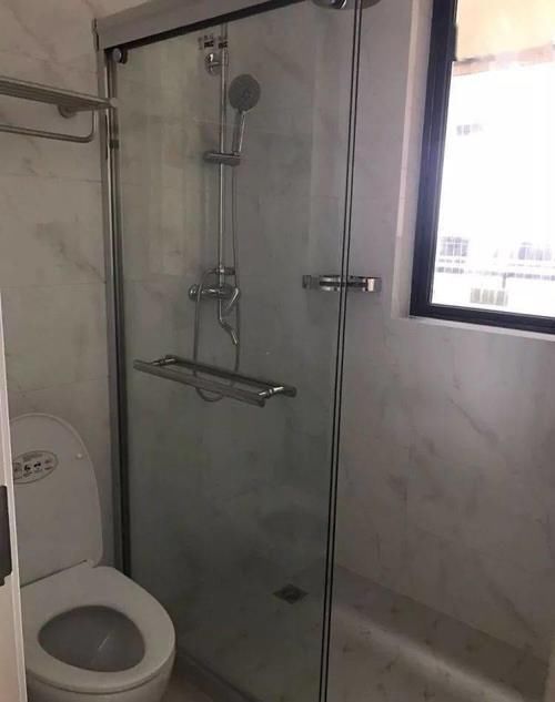 收纳|老公在厕所门口打个柜子,超实用,跟卧室一起,能装下“全世界”