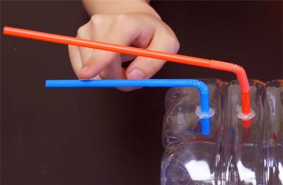 油桶|空油桶不要扔,在上面插两根吸管,放在阳台上,全家人都要抢着用