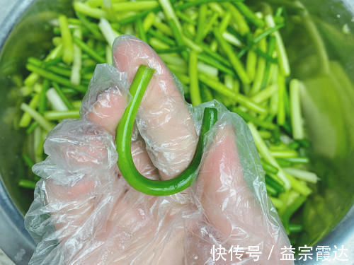 酸辣|多年的腌蒜苔配方，记住“6味3细节”，酸辣脆爽，2小时就能吃
