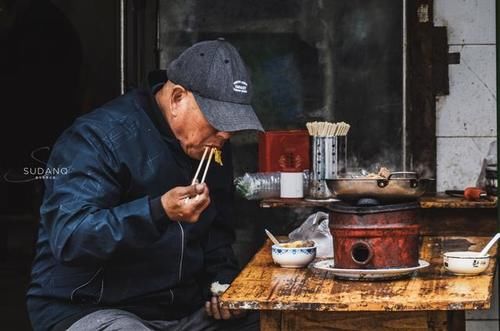  一大早就喝白酒吃火锅，湖北荆州人的生活“有点彪”，令人惊奇