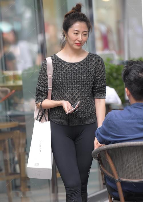 混搭风格上身经典螺纹款式，搭配运动紧身裤，层次感十足