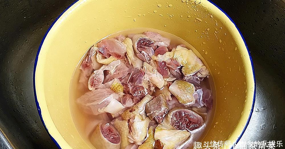 香气扑鼻|用板栗和鸡肉这种做法很简单,上锅一蒸,香气扑鼻,一大盘不够