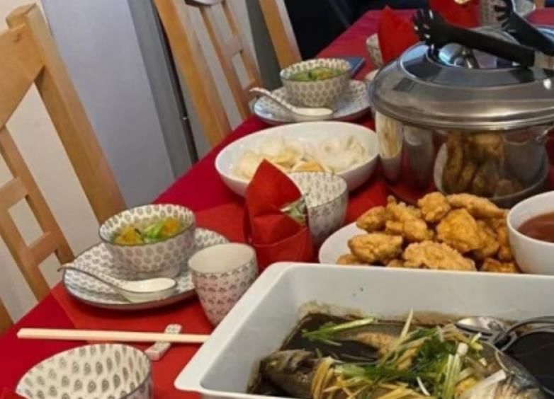聚餐|在国外也不用刀叉！28岁国足归化一家人聚餐全部用筷子和勺子