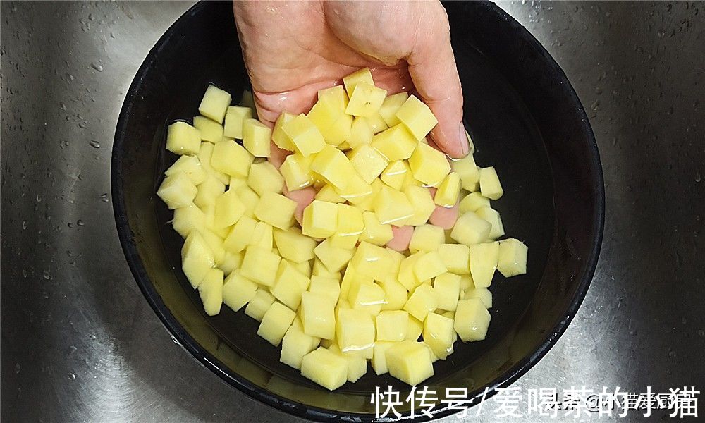 香辣过瘾的孜然土豆火腿肠,浓郁的烧烤风味,下饭又解馋特别过瘾