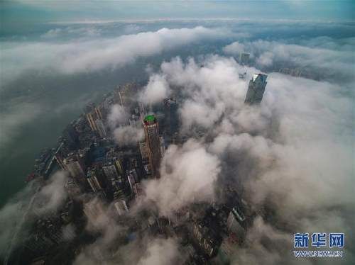 老年|仙界！俯瞰山城雾气缭绕 高楼鳞次栉比直插云霄