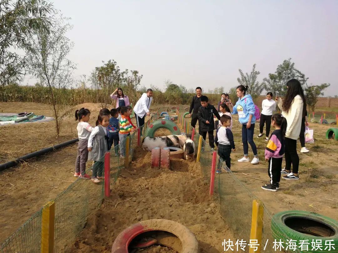 爸爸扮女装接娃放学，幼儿园保安看愣眼，网友比妈妈还美