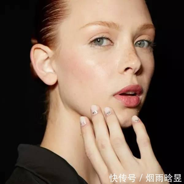 流行|这个秋冬给指甲“穿毛衣”,日韩最新流行趋势真让人看不懂了