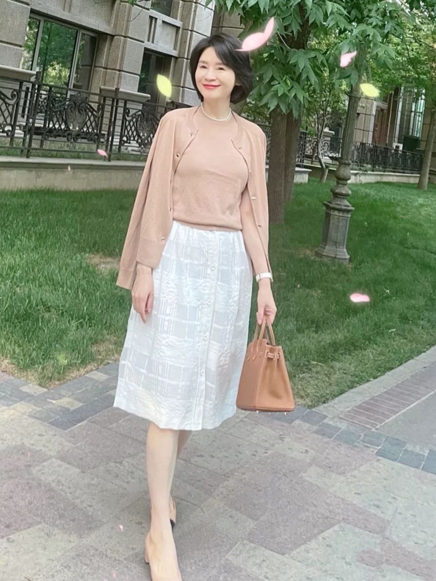 蕾丝|这才是适合60岁女人的半裙搭配，不年轻不高挑，也能令人怦然心动