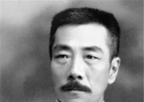 中国历史&郭沫若4字骂鲁迅,鲁迅加一字机智骂回,就道出了郭沫若的一生