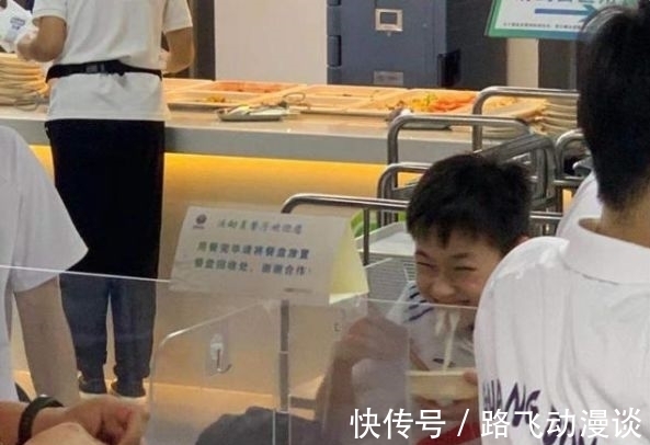 全紅嬋|體育圈頂流!全紅嬋現身全運村餐廳全場歡呼拍照,紅姐:低調低調