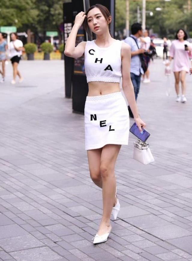 美感|街拍小姐姐一身简单的红裙装,透出一股清新的美感,很有少女范