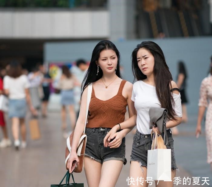 街头偶遇“多肉”小姐姐,简约的穿搭,优雅而不失美感!